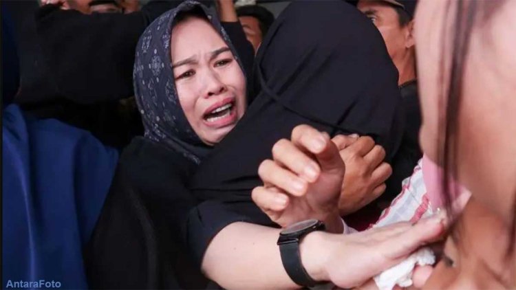 pdip-jatim-250704-keluarga-penumpang-KMP