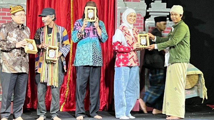 pdip jatim 250812 topeng menak 1