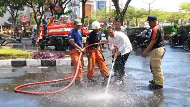 pdip-jatim-250831-bersihkan-fasum