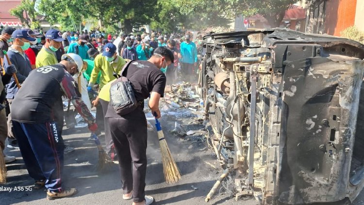 pdip jatim 250902 bersihkan gedung dewan 1