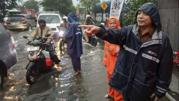 pdip-jatim-251106-pantau-banjir-sby-1