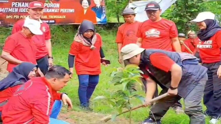 pdip-jatim-260123-tanam-pohon-nggalek