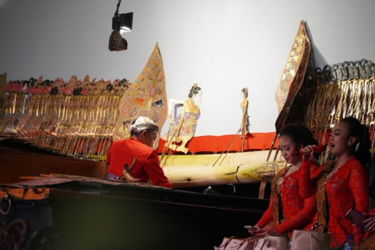 pdip jatim 260202 wayangan mediun 1
