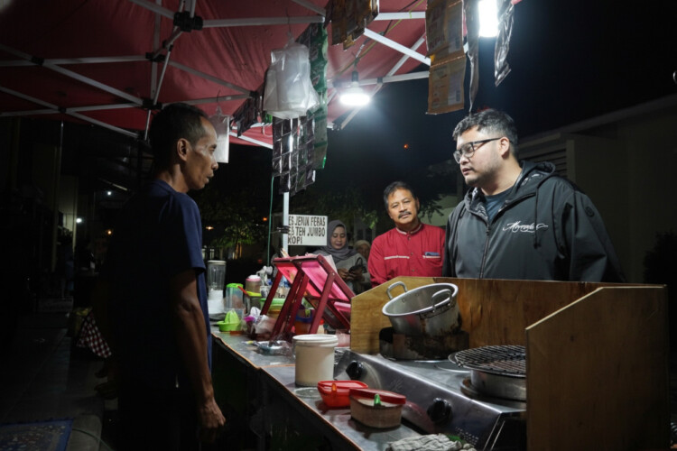 pdip jatim 260204 kulineran di pasar wates