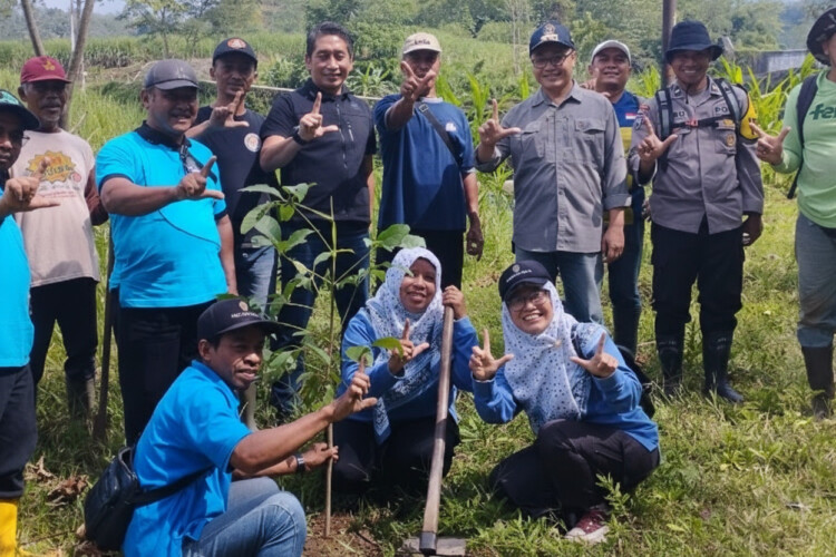 pdip jatim 260208 hijaukan sungai jari 1
