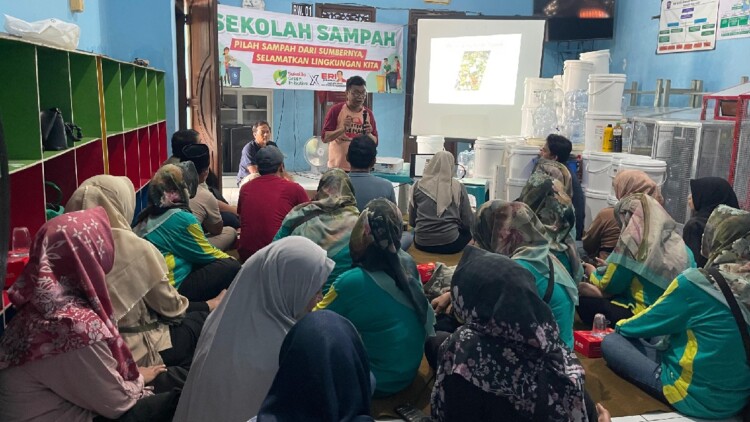 pdip jatim 260514 sekolah sampah 1