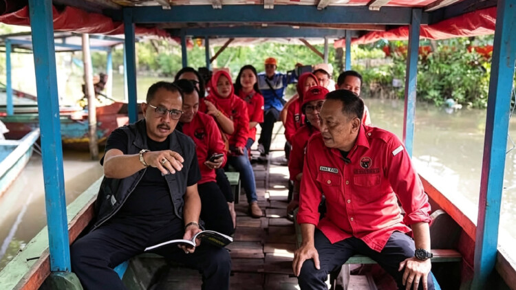 pdip jatim 260523 tinjau mangrove 1