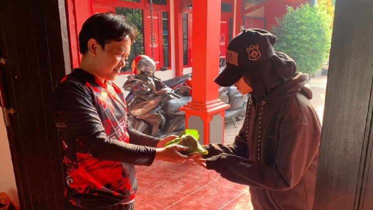 pdip jatim 260527 dpc jember bagi daging 1
