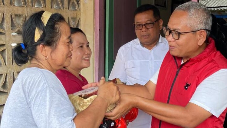 pdip jatim 260528 bagi daging kota blitar 1