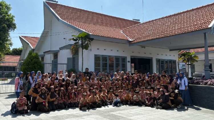 pdip jatim 260603 belajar sejarah bk 3
