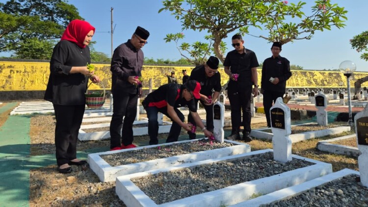 pdip jatim 260609 nyekar makam bk 1