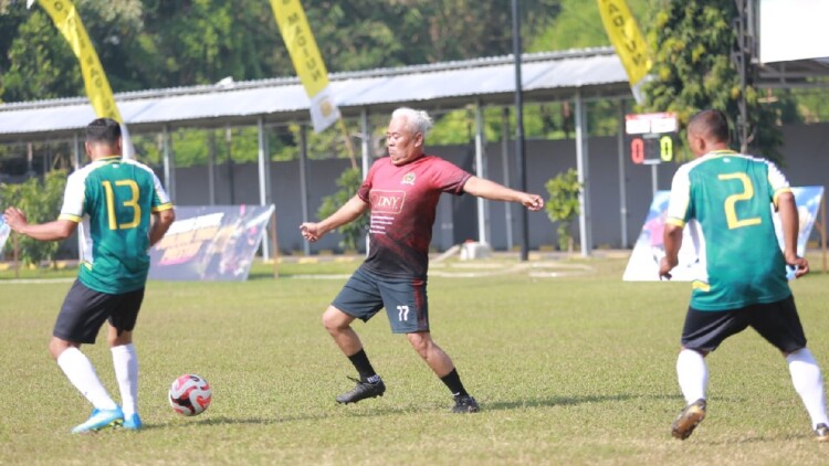 pdip jatim 260612 fery main bola