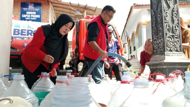 pdip jatim 260613 air bersih bondowoso