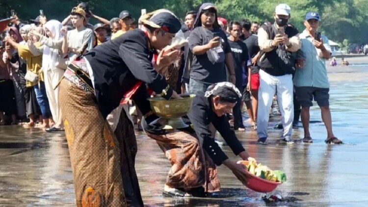 pdip jatim 260619 larung pantai serang 3