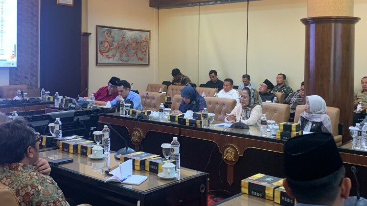 pdip jatim 260619 rdp komisi e