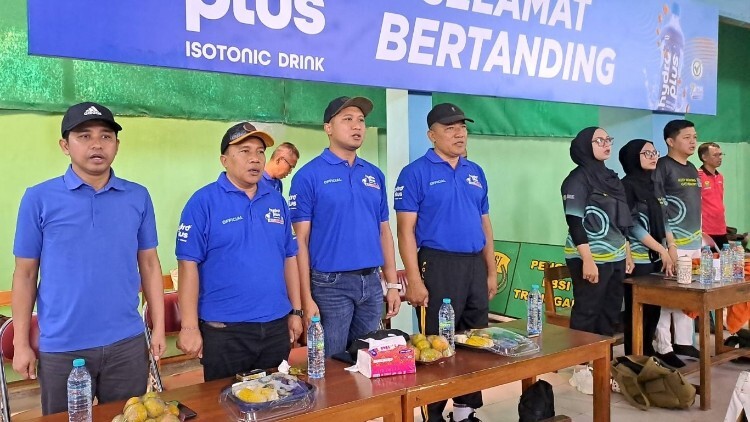 pdip jatim 260706 kejurkab bulutangkis nggalek 1