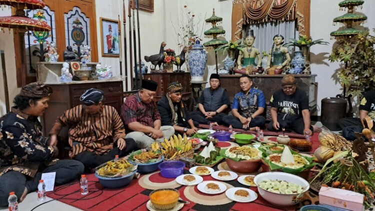 pdip jatim 260708 suran agung di tugu 1