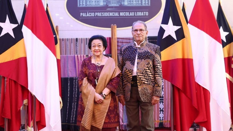 pdip jatim 260710 penghargaan dr timor leste 1