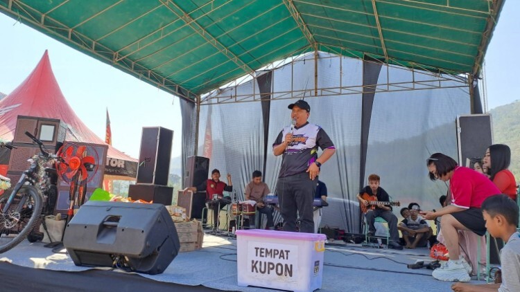 pdip jatim 260712 jalan sehat nggalek 2