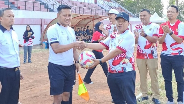 pdip jatim 260713 sepak bola nggalek 1