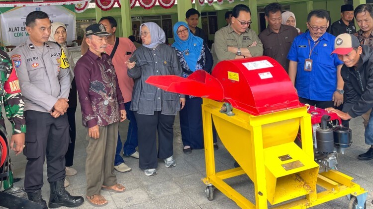 pdip jatim 260725 bantuan alat pertanian 1