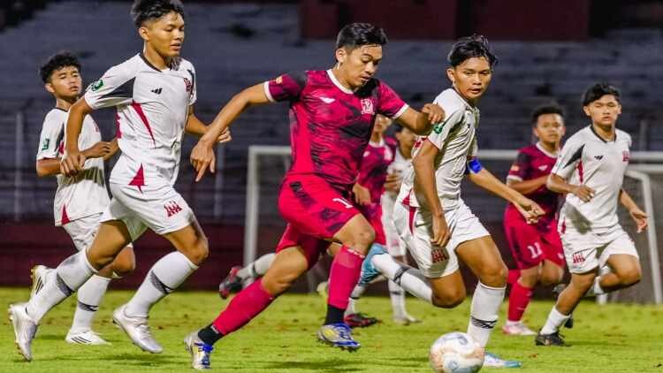 pdip jatim 260802 pesepak bola muda