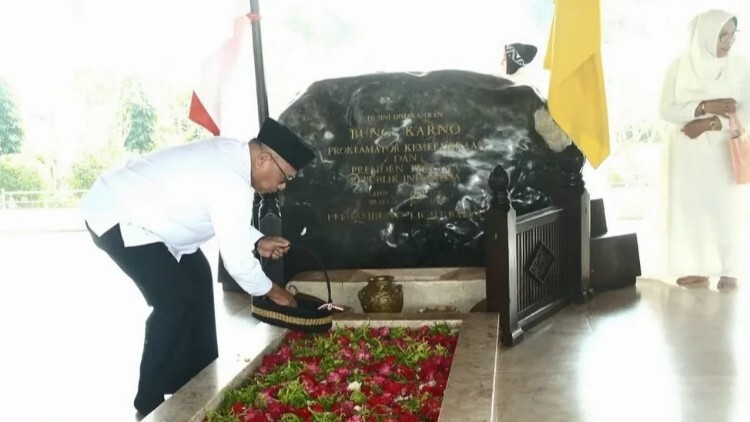pdip jatim 260804 nyekar makam bk