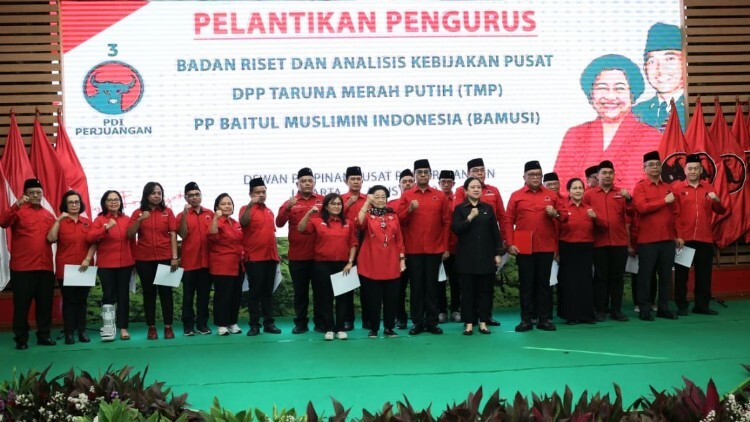 pdip jatim 260813 pelantikan sayap badan pusat 3