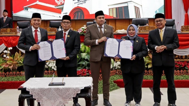 pdip jatim 260815 paripurna sby