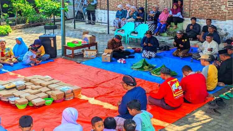 pdip jatim 260822 sedekah bumi mediun 1