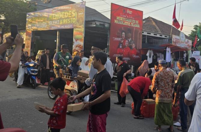pdip jatim 260829 berbagi makanan 2