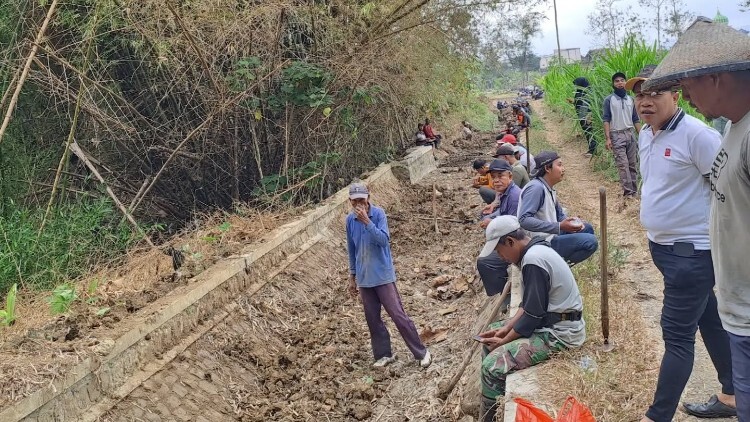 pdip jatim 260820 kerja bakti pogalan 1