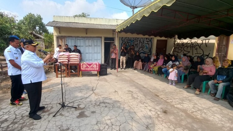 pdip jatim 260910 bantuan beras 1