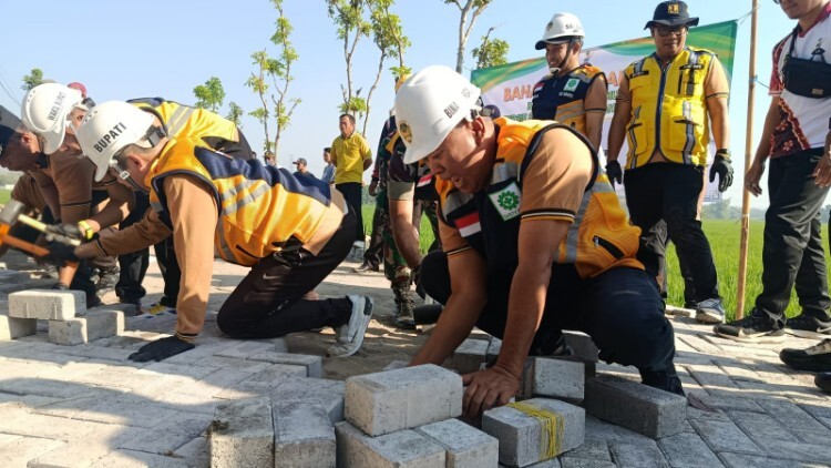pdip jatim 260917 masang paving 1