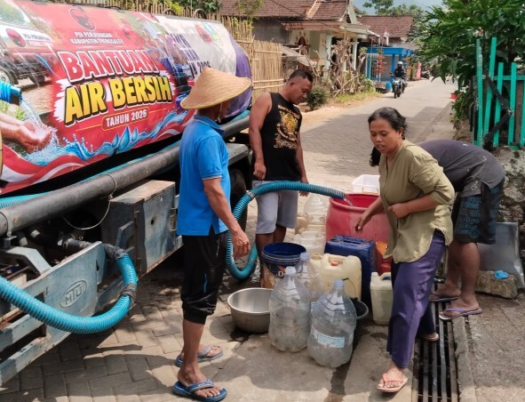 pdip jatim 260924 droping air nggalek