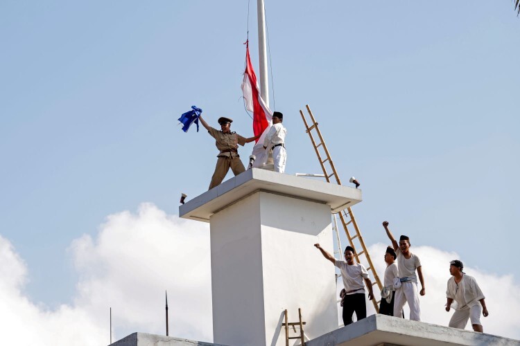 pdip jatim 260926 perobekan bendera