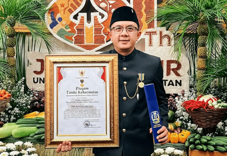 pdip jatim 261012 dw penghargaan 1